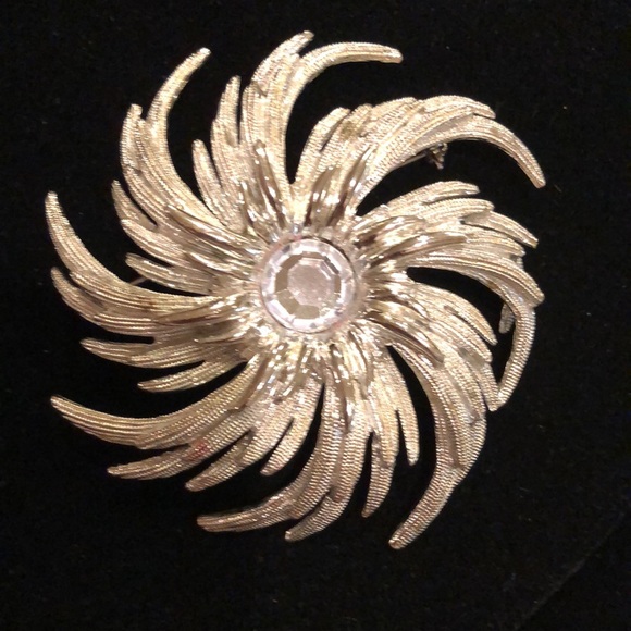 Sarah Coventry Jewelry - Vintage Sarah Coventry Silver tone Pin👗